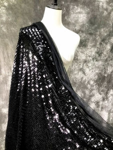 Tissu en maille à sequins noirs rectangulaires de 9 mm, élégant, pour mariage, soirée décontractée, brodé, transparent, tricoté en polyester/métallique - Product Image 2