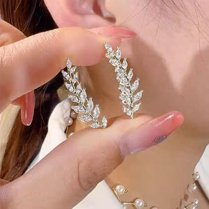 Orecchini a perno in oro bianco E3627 con cristalli taglio marquise, design a pianta, montatura a griffe, classici da donna per tutti i giorni - Product Image 4