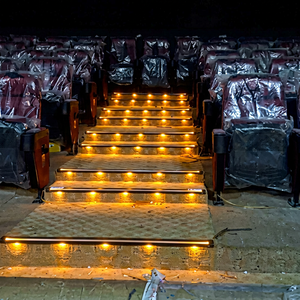 Perfil de aluminio profesional con LED para bordes de escaleras en cines y pasillos de auditorios - Product Image 1