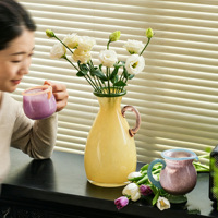 Vase en verre miniature de style français rétro, sur piédestal, soufflé à la main, esthétique color-block, d'inspiration vintage, pour fleurs hydroponiques
