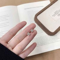 Boucles d'oreilles clous en or jaune 18 carats avec diamants de laboratoire, motif petite fleur à quatre feuilles, polyvalentes et élégantes pour le quotidien