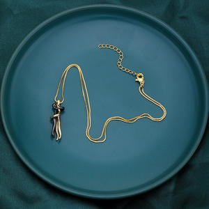 Collana per Coppie Abbracciata in Oro 18K, Gioiello con Pendente di Amanti che si Abbracciano e si Baciano - Product Image 4