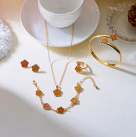 XF Promotion Exceptionnelle : Ensemble de Bijoux Femme Tendance Fleur Porte-Bonheur, Trèfle à Quatre Feuilles Noir et Rose, Plaqué Or – Bracelet, Jonc, Bague, Boucles d'Oreilles, Collier