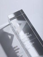 Modèle personnalisé de trophées en cristal clair sculpté Technique rentable Iceberg Thème Souvenir Ornements Plaque Prix des fournisseurs