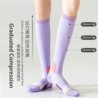 Chaussettes de compression sportives respirantes en nylon coloré de haute qualité, avec design anti-transpiration et montant haut, idéales pour la course à pied