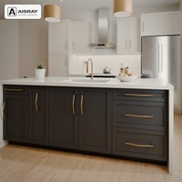 Meuble de cuisine sur mesure avec îlot, portes laquées Shaker, design modulaire et tiroirs à fermeture amortie, structure en panneaux mélaminés