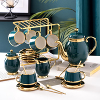 Ensemble de thé en porcelaine vert foncé arabe avec pot à lait, pots à sucre, tasses à café et soucoupes, et support à tasses en métal doré
