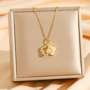 <span class=keywords><strong>Collar</strong></span> de Cadena de Acero de Titanio con Colgante de Flores Blancas y Negras de Doble Capa al por Mayor para Mujer - Product Image 2