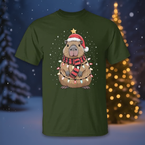 Camiseta navideña con diseño de Capibara, gorro de Papá Noel y luces de árbol de Navidad - Product Image 3