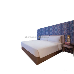 Ensemble de meubles de chambre à coucher contemporain pour hôtel 3 étoiles, taille personnalisable, cadre de lit en bois MDF avec panneau de tête de lit et tables de chevet - Product Image 1