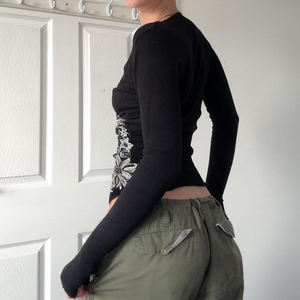Camiseta de Manga Larga con Cuello en V y Estampado Floral Vintage Gótico Y2K para Mujer, Transpirable, a la Moda, en Oferta, Cómoda, Informal, de Corte Regular - Product Image 5