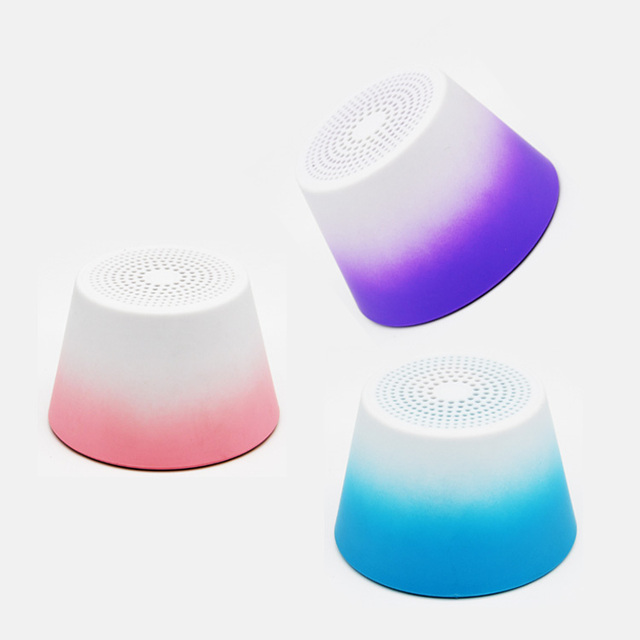 New Portable Fashion Magnetic Phone Stand Speaker Mini Desktop Subwoofer Outdoor Mini Gradient Color Speaker