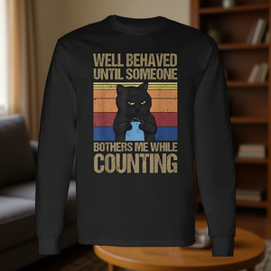 Camiseta de manga larga con estampado serigrafiado de Well Behaved Until Someone Bothers Me While Counting Cat, unisex para adultos, cuello redondo - Product Image 3