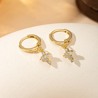 Boucles d'oreilles créoles mini classiques dorées avec croix pendante, pavées de petits zircons cubiques transparents, bijoux d'oreille tendance pour femmes, vente en gros