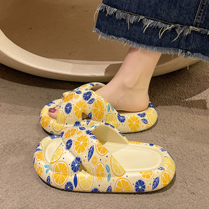 Pantuflas con tiras cruzadas y estampado de frutas para mujer, antideslizantes, con suela gruesa, para interiores y exteriores, para el baño, de verano. - Product Image 2
