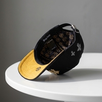 Casquettes de baseball brodées avec logo croix en métal style urbain et strass, nouvelle conception OEM ODM 2026, avec bouton personnalisé