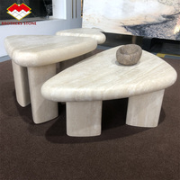 Ensemble de tables basses en travertin naturel, table basse en pierre calcaire de forme irrégulière, table basse moderne pour hôtels et villas