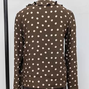 Camisa de <span class=keywords><strong>mujer</strong></span> <span class=keywords><strong>extra</strong></span> grande Camisa elegante con estampado de lunares con cuello en V Vendedor caliente Camisa elegante linda de talla grande - Product Image 3