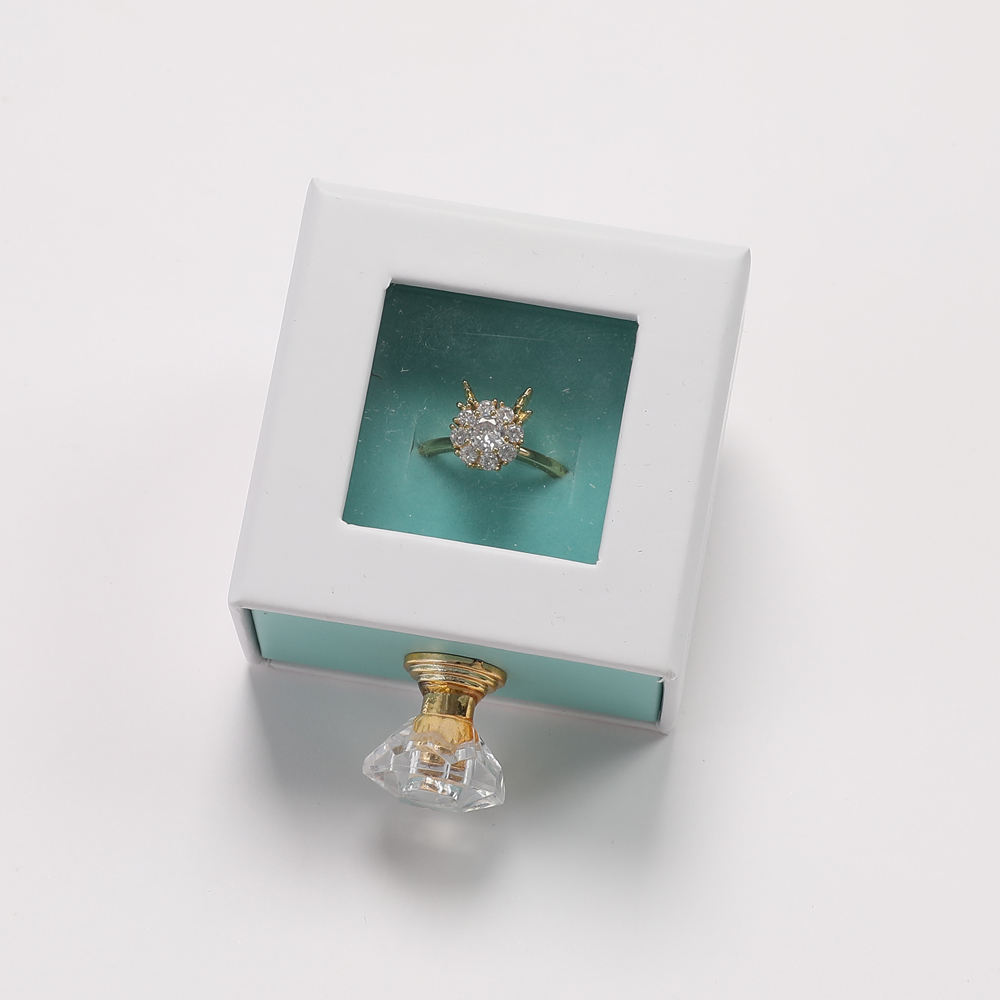 กล่องแหวนสีขาว