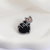 Broches en émail de chats noirs chassant des papillons, chat amusant et joyeux, broche pour vêtements, badge de revers, bijoux, cadeau, vente en gros