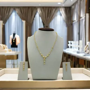 Ensemble de bijoux en or traditionnel pour femmes, collier avec pendentif et boucles d'oreilles pendantes, design de fabrication artisanale raffinée - Product Image 2
