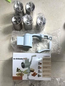 Manuale in acciaio inox tritacarne <span class=keywords><strong>grattugia</strong></span> in metallo azionato <span class=keywords><strong>a</strong></span> <span class=keywords><strong>mano</strong></span> cibo strumento da cucina rotativo formaggio <span class=keywords><strong>grattugia</strong></span> - Product Image 6