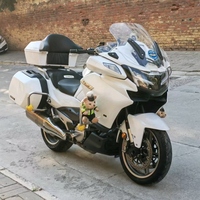 Moto de tourisme CFMOTO 1250TR-G avec sièges chauffants, système audio JBL et radar RDS pour un confort et une sécurité supérieurs sur la route