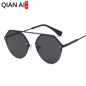 Gafas de sol irregulares Qianai para mujer, montura plateada, lentes azules hielo, ligeras, a la moda, protección solar, uso al aire libre - Product Image 4