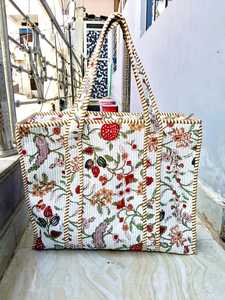 Bolso de mano de algodón hecho a mano con estampado floral, bordado, acolchado, cierre de cremallera y diseño espacioso para llevar al hombro. - Product Image 3
