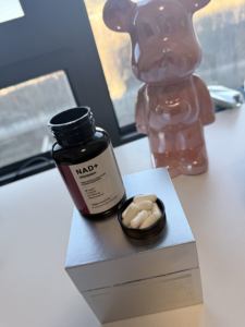 Capsules NAD+ & CoQ10 en flacon rouge pour adultes - 90 comprimés favorisant l'énergie et l'immunité - Product Image 4