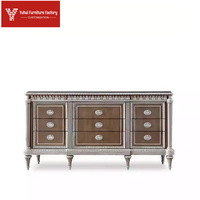 Lit double de luxe pour chambre principale, en bois massif sculpté, style design moderne, avec revêtement en tissu doux, personnalisable