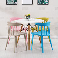 Chaises en plastique de gros pour l'extérieur, chaises de jardin légères pour patio, cour, pique-nique, réunion