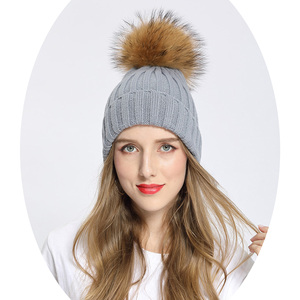 Janefur <span class=keywords><strong>Bonnet</strong></span> tricoté à la mode avec <span class=keywords><strong>pompon</strong></span> en fourrure de raton laveur pour l'hiver En stock Bonnets en acrylique rayés pour adultes et enfants - Product Image 2