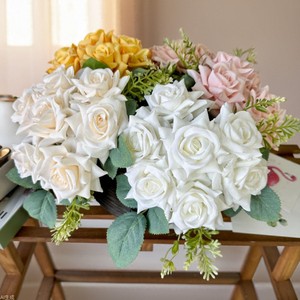 Bouquet de roses artificielles Queyiyi à 7 têtes, bords roulés, décoration de mariage - Product Image 1