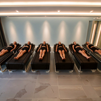 Lit de massage en jade chauffant infrarouge électrique de conception coréenne V7 avec massage roulant pour la correction de la courbure de la colonne vertébrale et le soulagement de la douleur