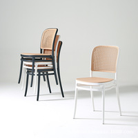 Chaise de salle à manger en plastique empilable contemporaine de haute qualité avec accoudoirs pour usage extérieur