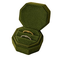 Boîte à bijoux hexagonale en velours vert foncé pour la vente en gros, avec éponge et doublure en flanelle, logo personnalisé disponible