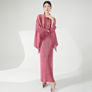 Ensemble deux pièces de créateur pour femme : Haut à franges style robe de cérémonie et robe moulante, collection unique - Product Image 5