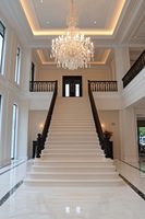 Escalier droit moderne d'intérieur avec rampe en acier et bois