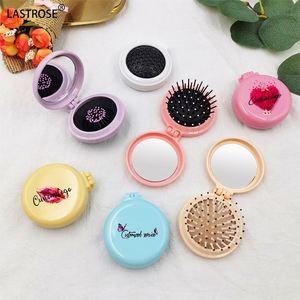 กระจกพกพาแบบพับได้ OEM รุ่นมินิ ทรงกลม ทำจากพลาสติก พร้อมหวีแปรงผมแบบลม - Product Image 2