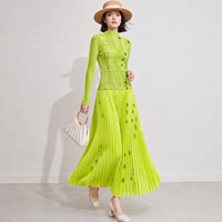 Ensemble plissé Miyake pour femme : haut à manches longues et col montant, jupe longue, imprimé abstrait vert, tenue plissée