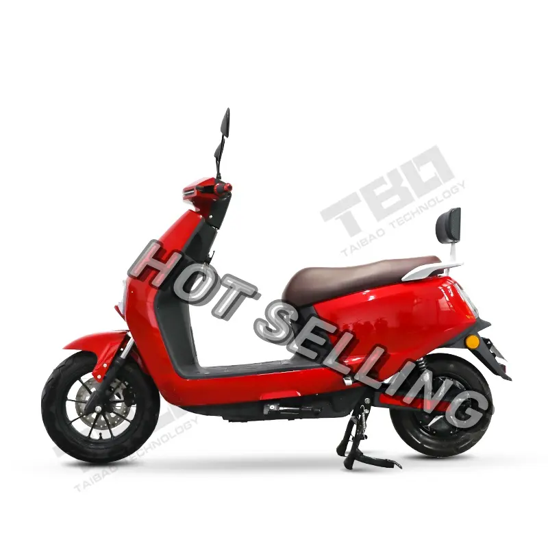 Cuscino marrone corpo rosso retro tendenza contrasto colore piccolo scooter elettrico