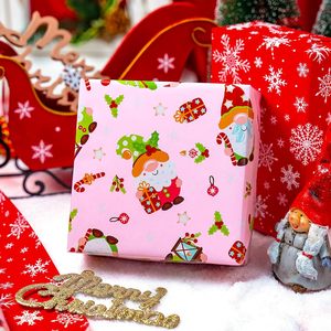 Papel de regalo navideño de doble cara con diseño de Papá Noel, gnomos y copos de nieve en colores rosa y rojo, en papel estampado. - Product Image 5