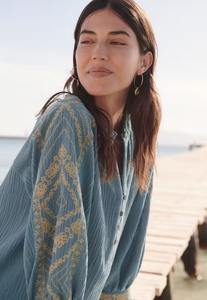 Blusa de lino y algodón arrugada bordada de diseño moderno del proveedor indio, estilo informal tejido para la elegancia diaria para la temporada de verano - Product Image 2