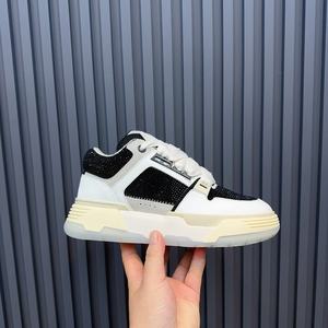 Diseñador de lujo crea un nuevo par de zapatos versátiles para proporcionar calzado informal y de running de alta calidad. - Product Image 5