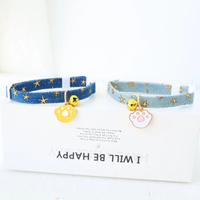 Collier pour chat avec clochettes, boucle de sécurité, imperméable, en polyester doux, motif uni, design élégant, accessoire mignon