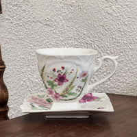 Ensemble élégant de tasse à thé à pied et soucoupe carrée en céramique, motif floral vintage français, pour un thé de l'après-midi esthétique