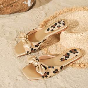 Mules tendance à motif léopard pour femme avec nœud, semelle plate confortable pour la plage, les stations balnéaires et le quotidien en extérieur - Product Image 3