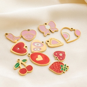 Breloques de collier en acier inoxydable plaqué or 18 carats, motifs mignons de dessin animé (fraise, nœud rose, cœur rouge, goutte d'huile), pour la création de bijoux DIY - Product Image 5