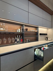 Cuisine moderne sur mesure de style luxueux en bois massif avec îlot, matériaux de qualité supérieure pour des espaces de cuisine élégants - Product Image 4